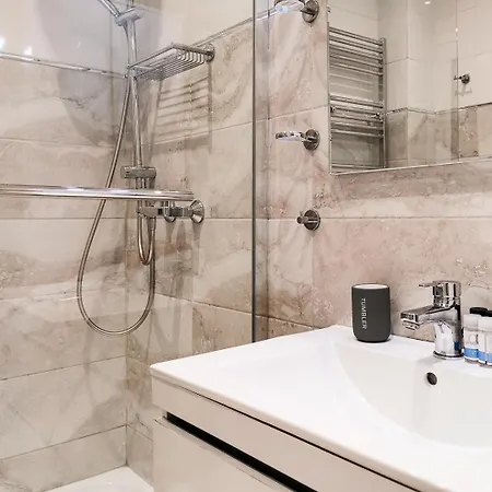 Modern&sunny, 1bd, Next To Metro Apartmán