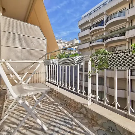 Modern&sunny, 1bd, Next To Metro Apartmán