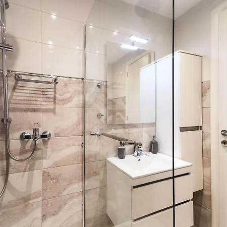 Modern&sunny, 1bd, Next To Metro Apartmán *